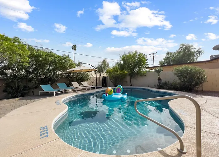 The Sunset House - Pool, Hot Tub & Putting Holiday home *